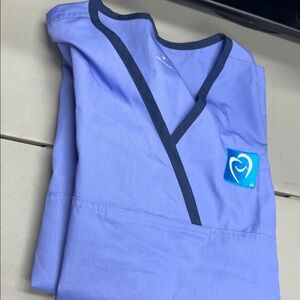 E76 NWT 6026A Wonderwink  CBL lue Y neck scrub top Sz Small Logo